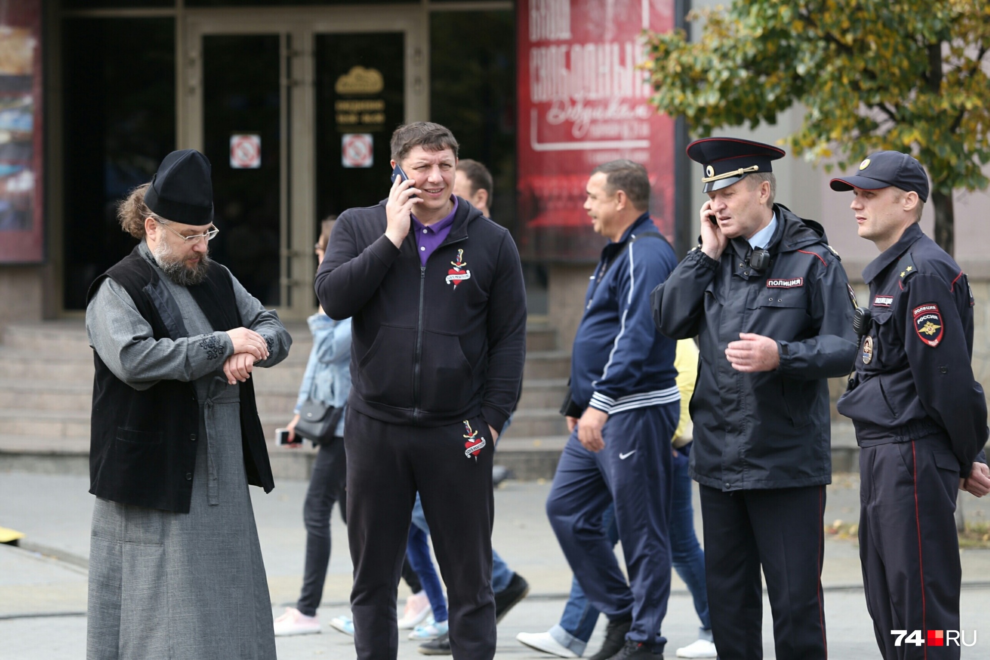 На Кировке с сотрудниками полиции общался священник