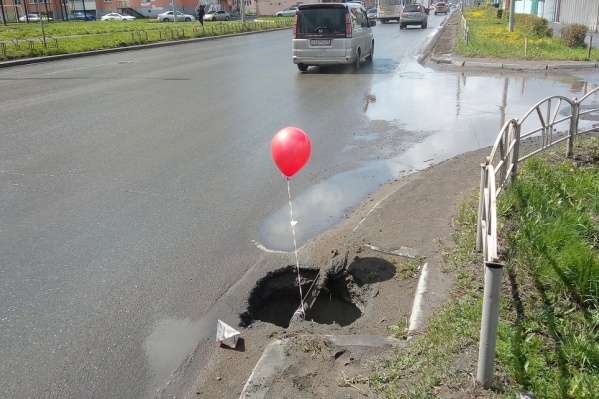 Омичи опасаются, что дети теперь точно смогут упасть в эти люки, потянувшись за шариком Омичи опасаются, что дети теперь точно смогут упасть в эти люки, потянувшись за шариком