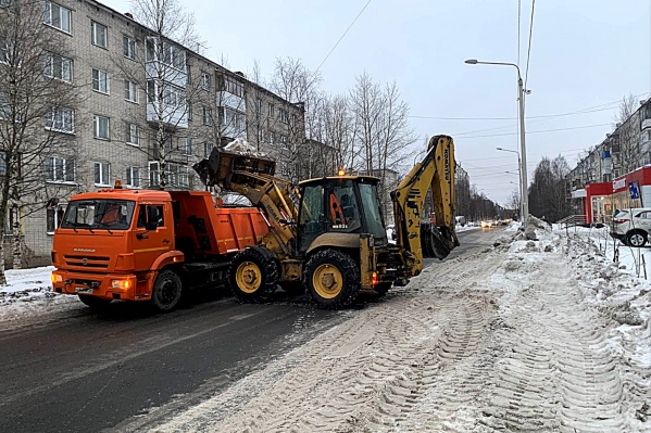 Сейчас в городе продолжают убирать снег, посыпать тротуары песком и обрабатывать дороги материалами против гололеда Сейчас в городе продолжают убирать снег, посыпать тротуары песком и обрабатывать дороги материалами против гололеда