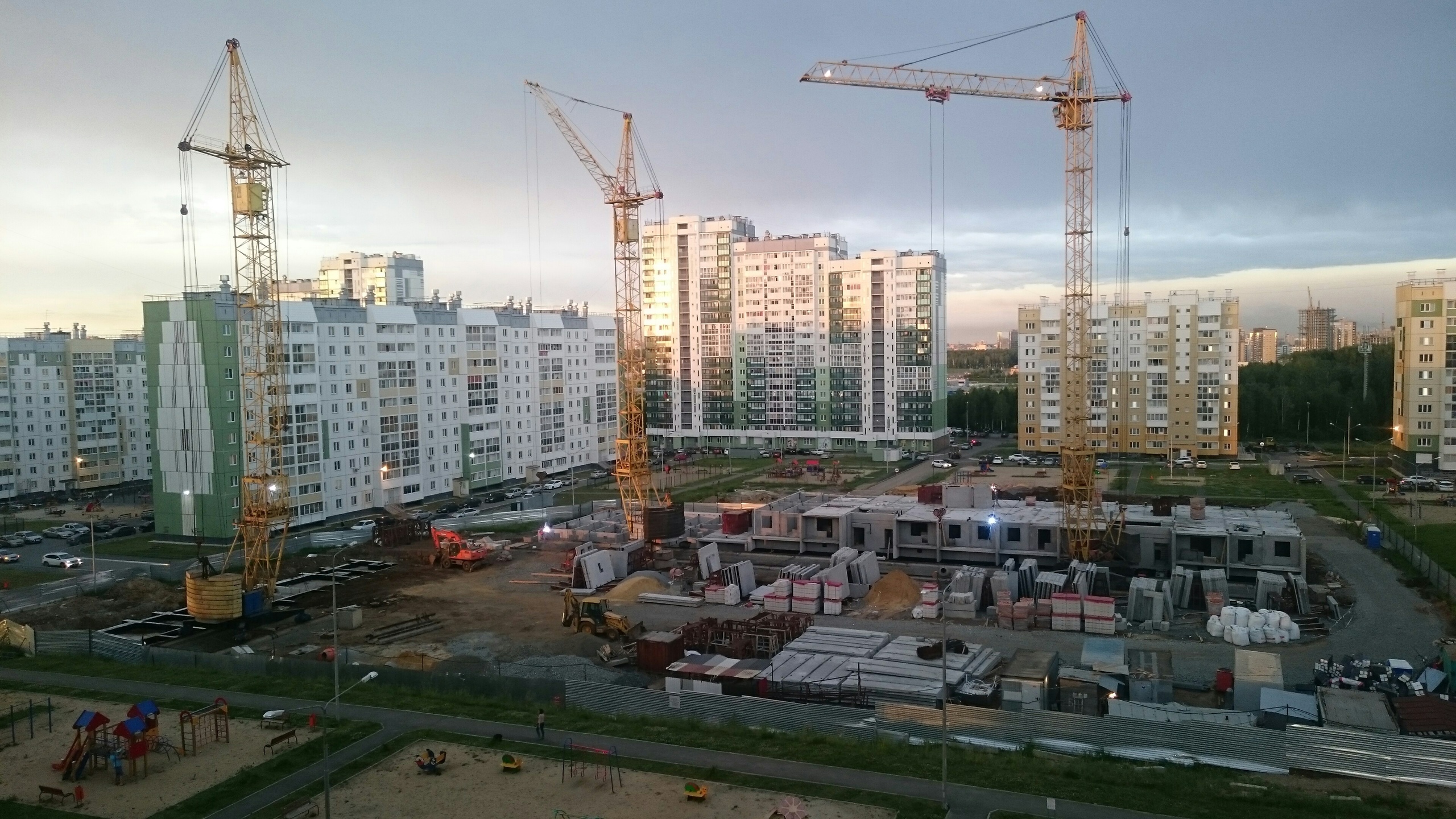 «Губернатор им не указ»: на стройплощадке в «Парковом-2» продолжают возведение высотки