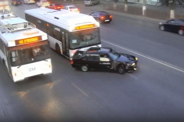Легковушка вначале угодила в троллейбус, а потом отскочила под автобус Легковушка вначале угодила в троллейбус, а потом отскочила под автобус
