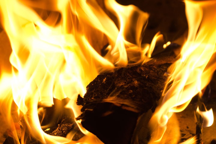 Загорелась вентиляционная шахта двухэтажного деревянного здания Енисейского психоневрологического интерната