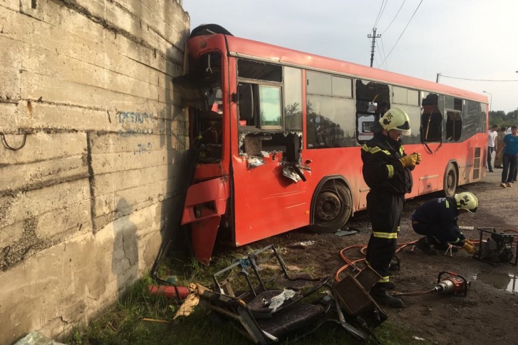 Автобус ударился в угол бетонного строения, что привело к тяжелейшим последствиям