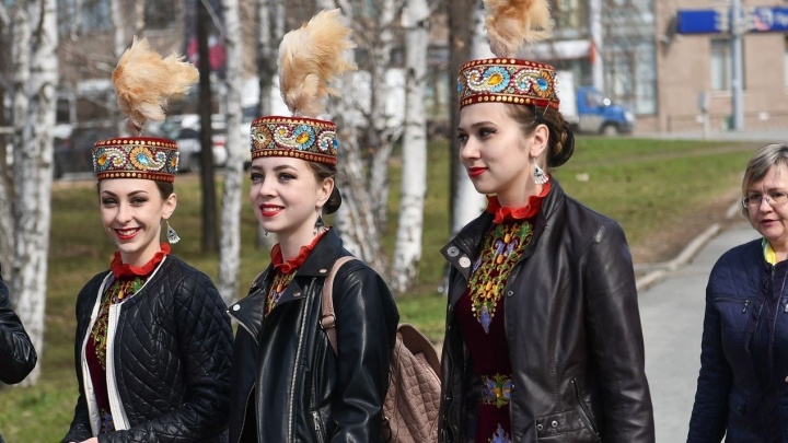 25 ярких кадров: фоторепортаж с многонационального парада в Екатеринбурге