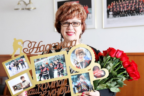 Надежду Демичеву любят и хоккеисты «Авангарда», и болельщики Надежду Демичеву любят и хоккеисты «Авангарда», и болельщики