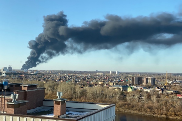 Столб дыма повис над городом Столб дыма повис над городом