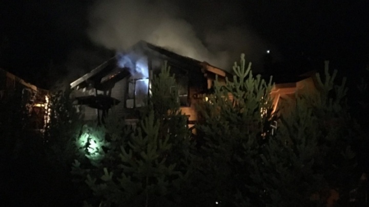 Деревянный коттедж вспыхнул на территории горнолыжного курорта в Челябинской области