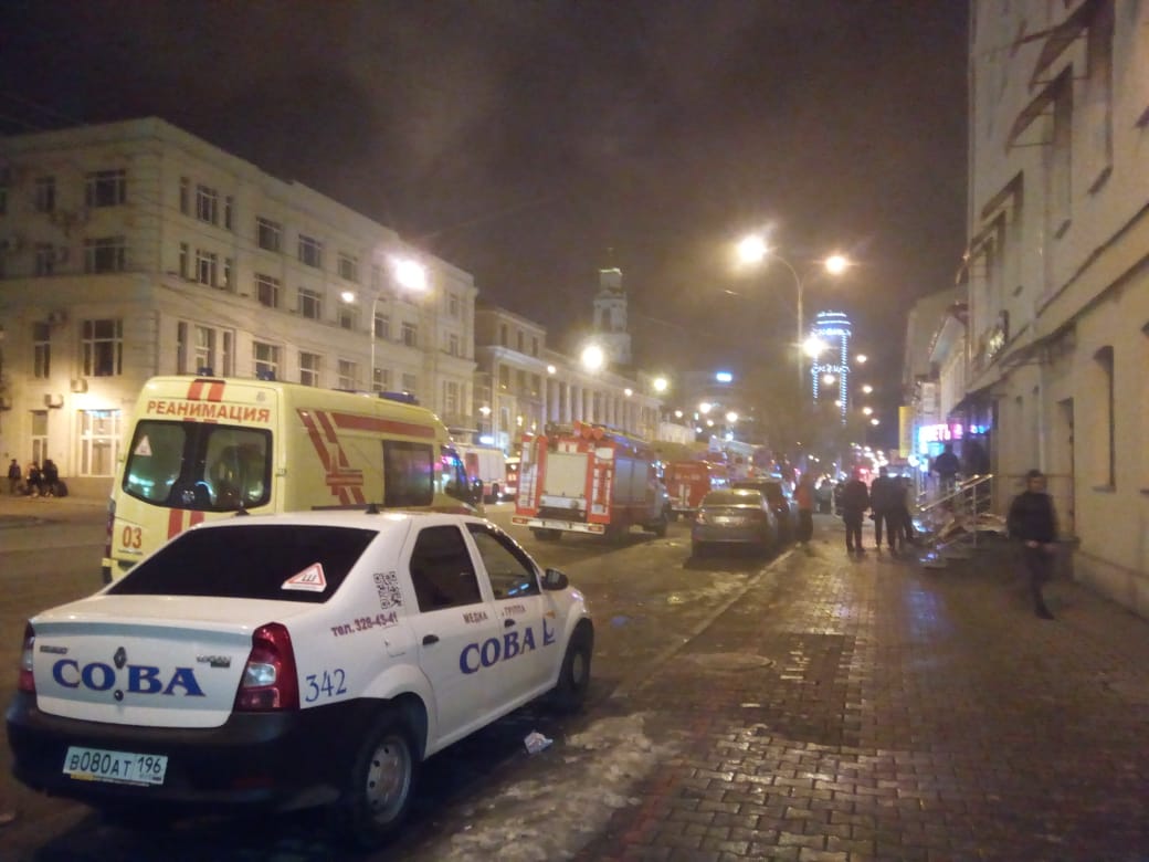 Вся улица была в дыму: на Малышева ночью стянули 20 пожарных машин