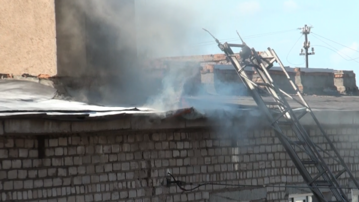 В Уфе загорелась крыша общежития