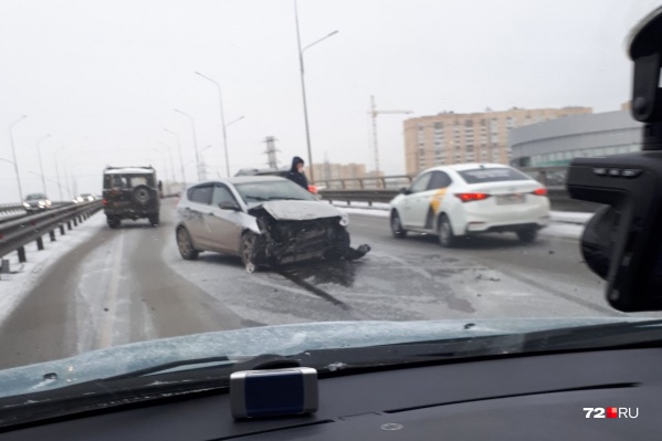 Водитель врезался в отбойник Водитель врезался в отбойник