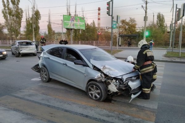 Волгоградцы встали в глухой пробке на остановке «Библиотечной» Волгоградцы встали в глухой пробке на остановке «Библиотечной»