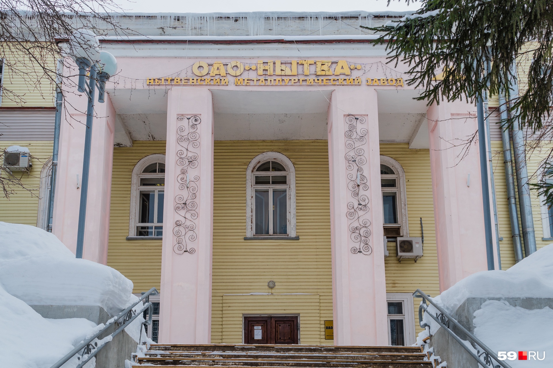 Металлургический завод был основан в 1756 году, а заводоуправление (на фото) построили позже — в XIX веке