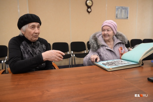 Людмила Михайловна Наговицына (слева) и Римма Ивановна Жеребцова (справа) — ветераны завода ЖБИ Людмила Михайловна Наговицына (слева) и Римма Ивановна Жеребцова (справа) — ветераны завода ЖБИ