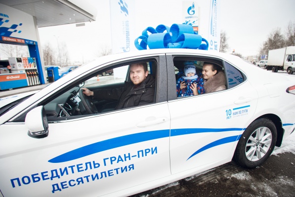 После того как Ивану Мусинову вручили ключи от машины, он сделал «круг почета», проехавшись по заправочной станции После того как Ивану Мусинову вручили ключи от машины, он сделал «круг почета», проехавшись по заправочной станции