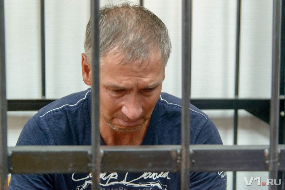 «Только на два часа»: в Волгограде арестованного Леонида Жданова выпустили на улицу