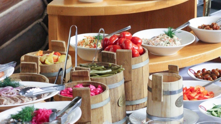 «Ешь сколько хочешь»: всю праздничную неделю «Уральские пельмени» накрывают щедрый стол