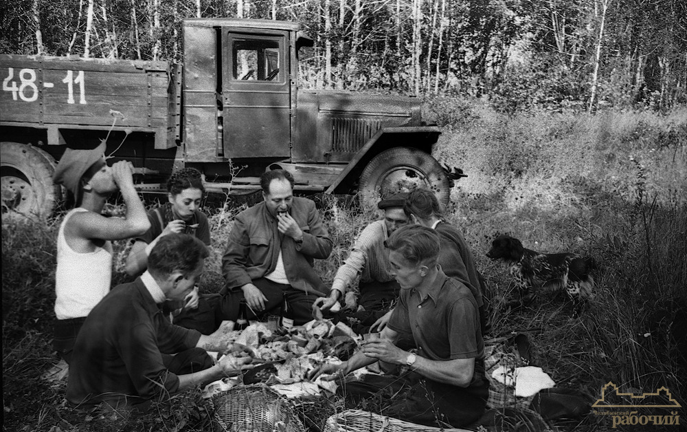 Поездка за грибами на автомашине ЗИС. 1956 год Поездка за грибами на автомашине ЗИС. 1956 год