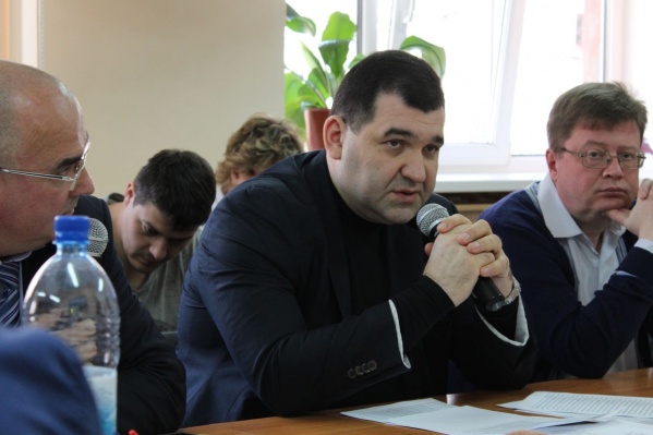 Сейчас Альберт Навасардян (в центре) является фигурантом уголовного дела Сейчас Альберт Навасардян (в центре) является фигурантом уголовного дела