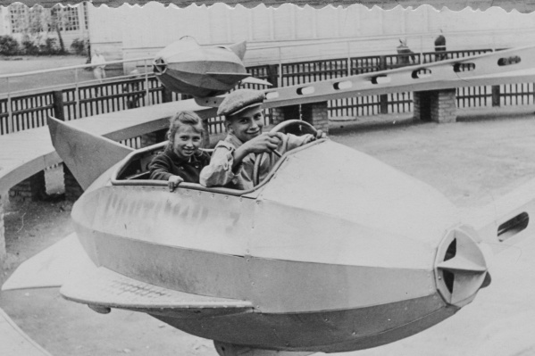 Тюменский горсад в 1963 году выглядел так. Сейчас этим детям, уже повзрослевшим, впору вести своих внуков в парк аттракционов Тюменский горсад в 1963 году выглядел так. Сейчас этим детям, уже повзрослевшим, впору вести своих внуков в парк аттракционов