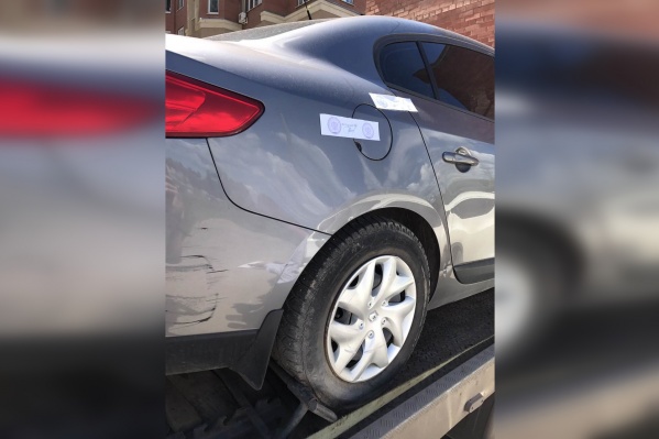 Приставы опечатали автомобиль должника Приставы опечатали автомобиль должника