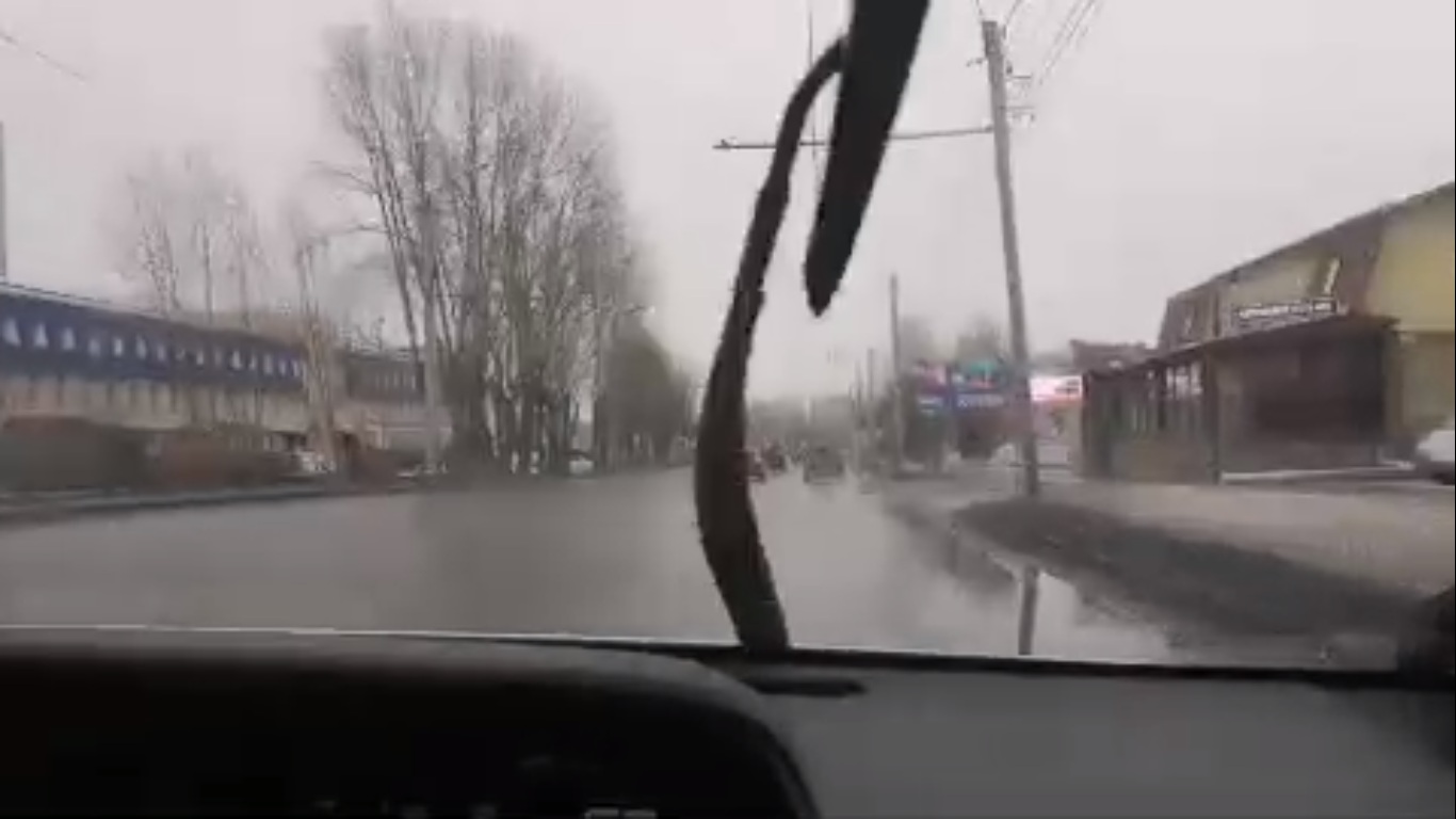 В Красноярске прошел зимний дождь. Видео