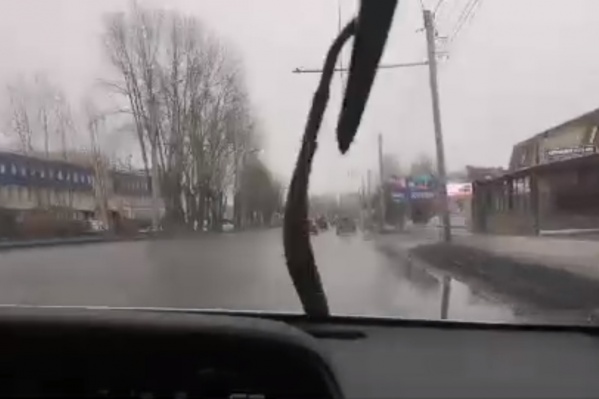 Водителям пришлось включать дворники из-за осадков Водителям пришлось включать дворники из-за осадков