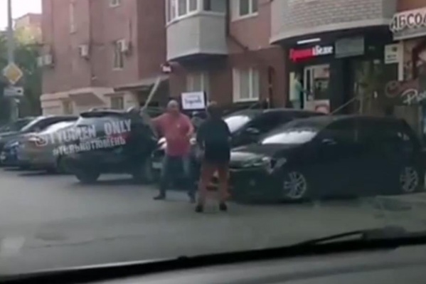 Очевидцы сняли на видео, как двое мужчин ссорились на парковке у магазина Очевидцы сняли на видео, как двое мужчин ссорились на парковке у магазина