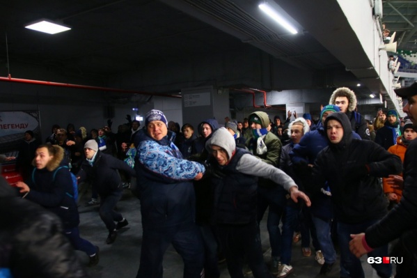В драке участвовало несколько десятков человек В драке участвовало несколько десятков человек