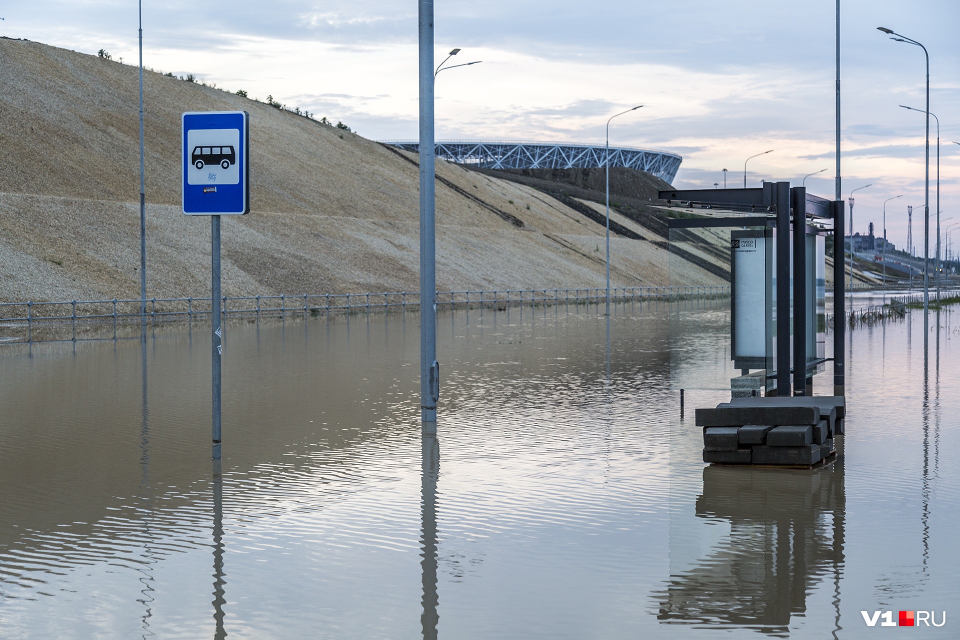 Остановка утонула в воде и автобусы к ней больше не приходят Остановка утонула в воде и автобусы к ней больше не приходят