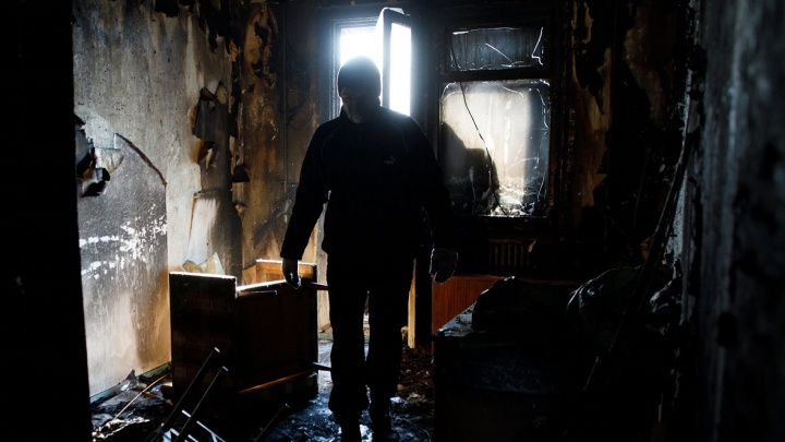 «От страха выпрыгнула в окно»: под Волгоградом три часа горел двухэтажный жилой дом