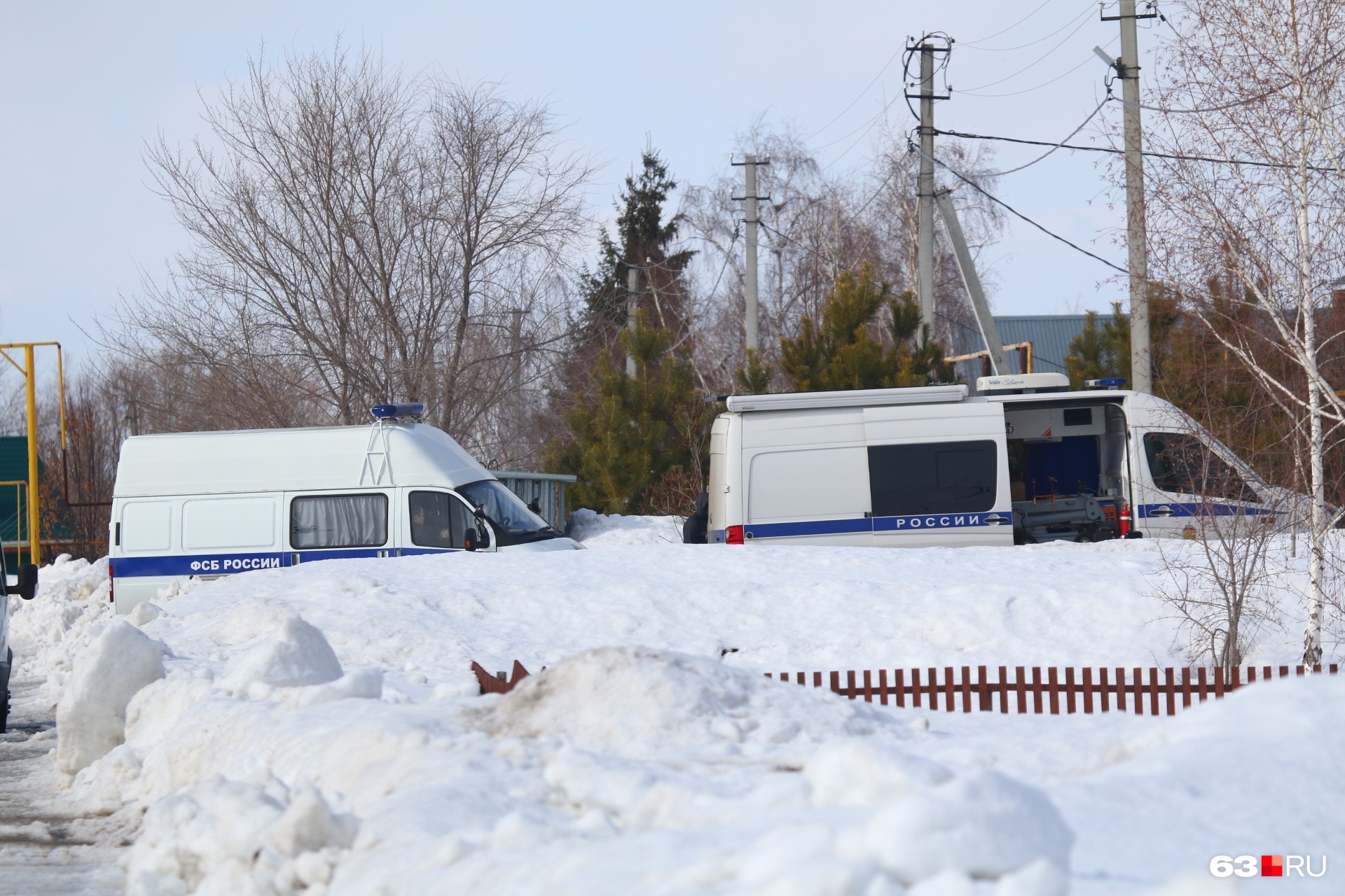 К дому подогнали несколько спецмашин К дому подогнали несколько спецмашин