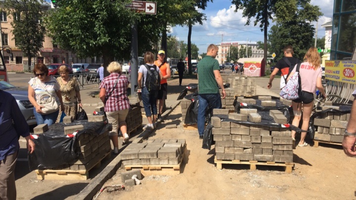 Плитка — это мусор. Чиновники объяснили, зачем меняют тротуары на Октябрьской площади в Ярославле