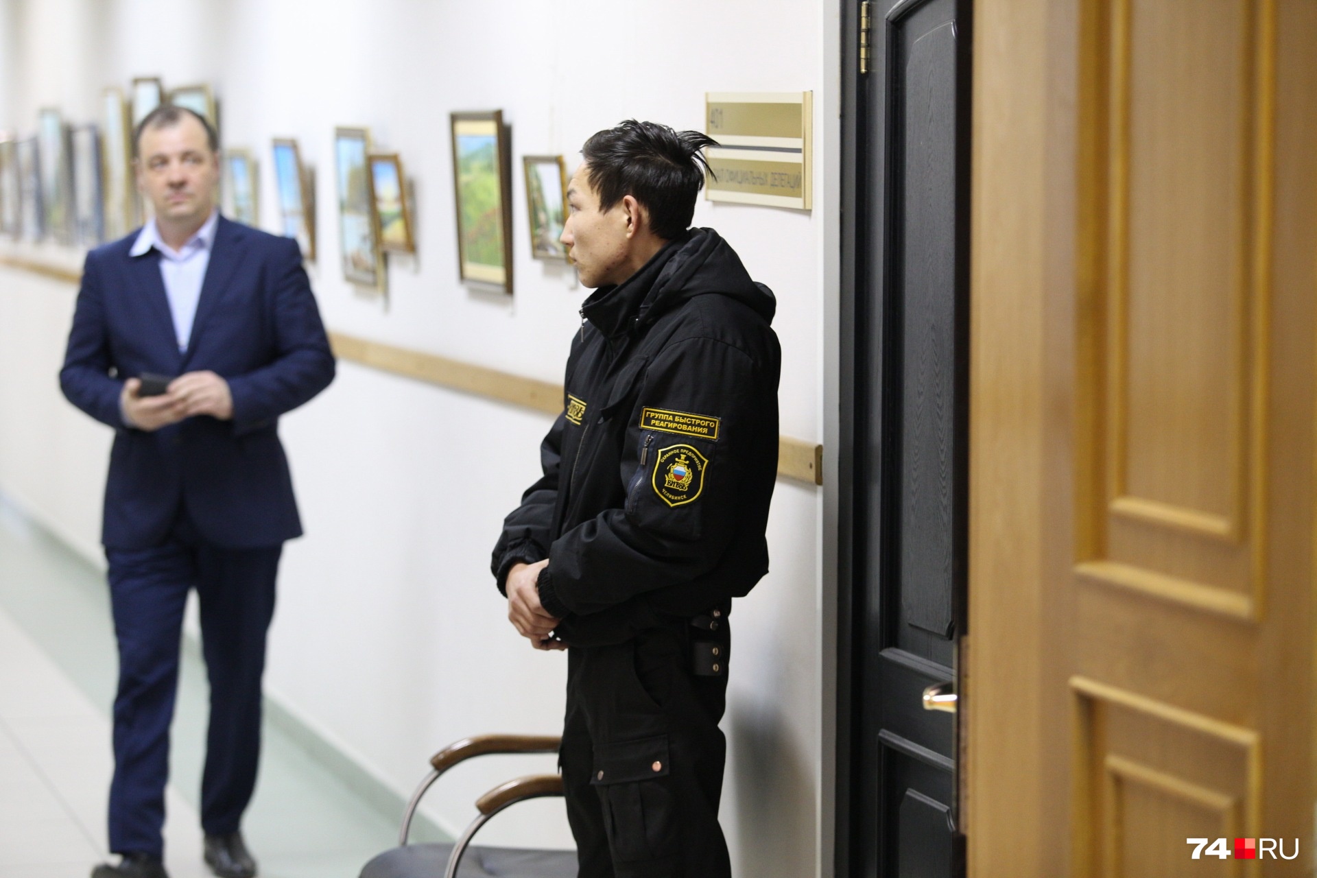 У входа в зал, где будут проходить собеседования, поставили охранника У входа в зал, где будут проходить собеседования, поставили охранника