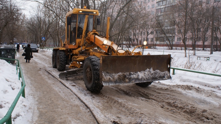 «Порядок наводят только после жалобы». На Комсомольской площади экстренно почистили дорогу