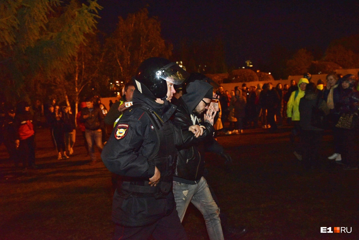 На пятый день акции в защиту сквера у Драмы екатеринбуржцы устраивали концерты и водили хороводы