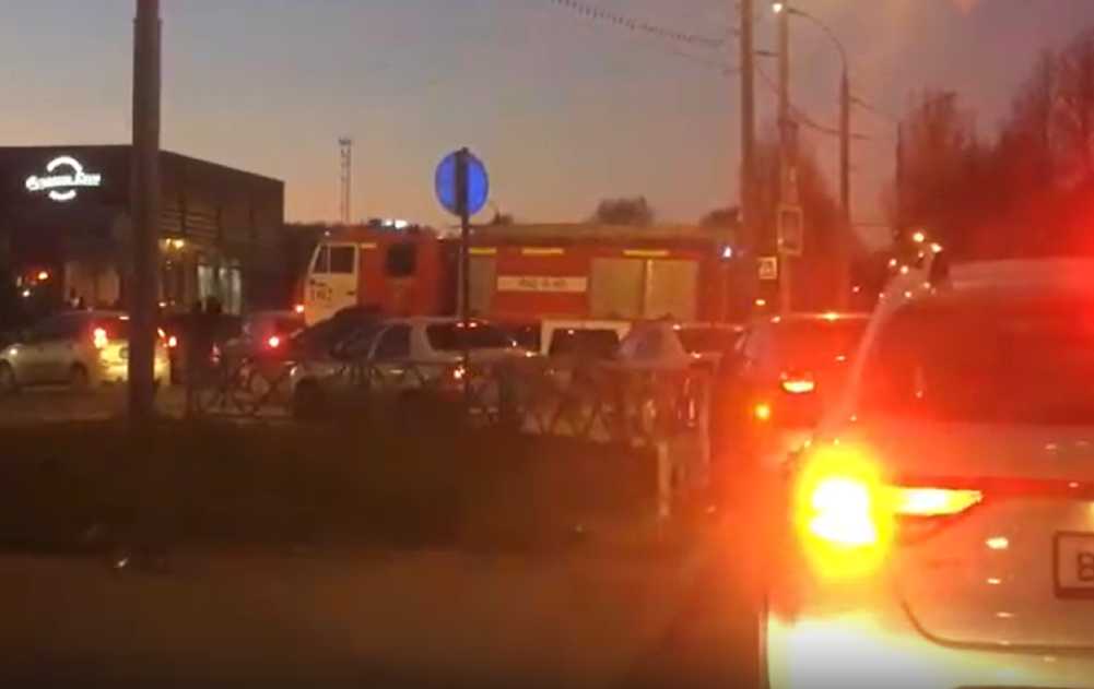 В Ярославле из-за пробки пожарная машина поехала по трамвайным рельсам. Видео