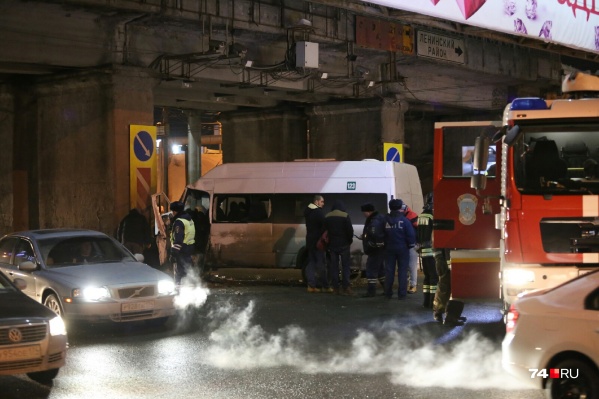 Маршрутка врезалась в опору моста в час пик Маршрутка врезалась в опору моста в час пик