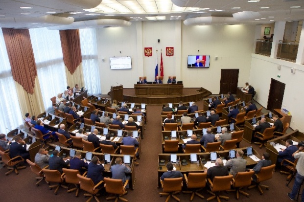 Один депутат решил, что деньги должны идти в семью. Он устроил свою жену на работу помощником. Когда она отдыхала за рубежом, депутат выставил ей трудодни. Она получила зарплату, а депутат получил приговор по статье мошенничество.