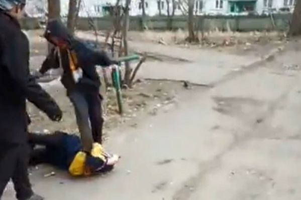 Подростки избивали ровесников ногами, вероятно, вдохновившись видеозаписями, которые выкладывают в группах, посвященных так называемым «забивам» Подростки избивали ровесников ногами, вероятно, вдохновившись видеозаписями, которые выкладывают в группах, посвященных так называемым «забивам»