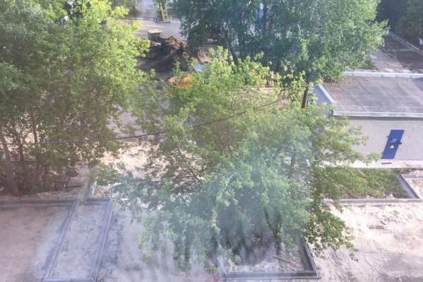 Под окнами жилого дома, где нет подъездов, начали строить парковку. Раньше на этом месте был газон Под окнами жилого дома, где нет подъездов, начали строить парковку. Раньше на этом месте был газон