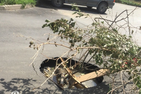 Вот такая яма зияет на Комарова Вот такая яма зияет на Комарова