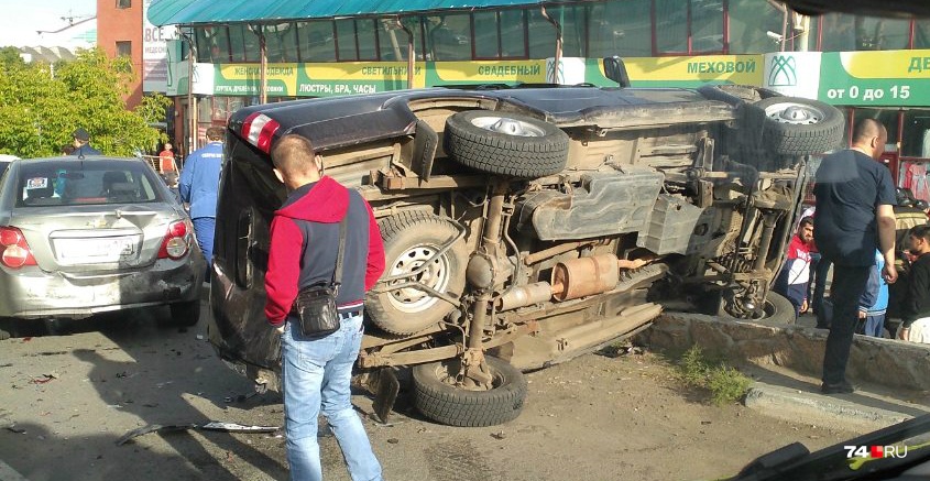 «Пострадавшая девочка сильно плачет в реанимобиле»: в Челябинске Audi въехала в УАЗ на парковке