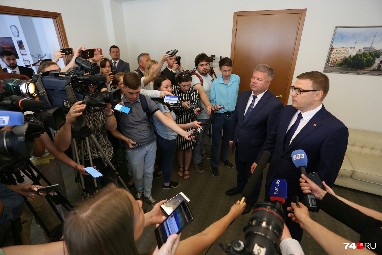 Алексей Текслер (справа) на подходе к прессе объяснил, что отставка главы города была его инициативой