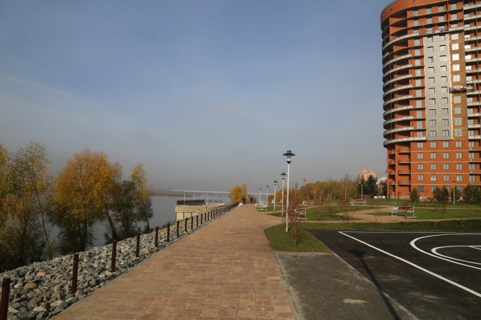 На набережной появились новые прогулочные дорожки и высадили лес