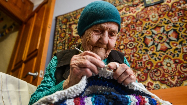«Тяжелая жизнь мне досталась»: история 102-летней бабушки, которая пережила всю свою семью