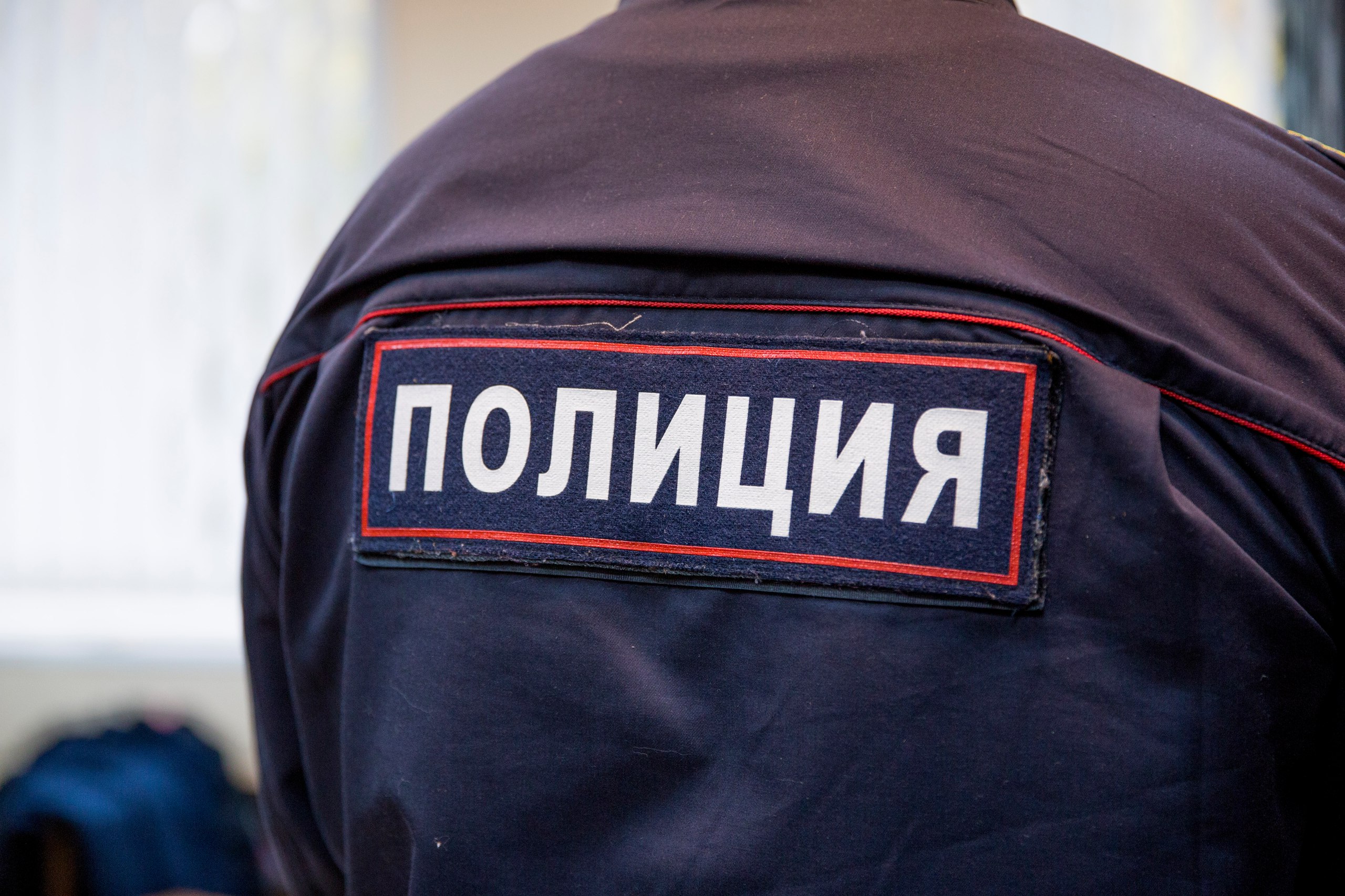 звонок в полицию. полиция ищет преступника. полиция рф в квартире. звоню в полицию. вызови полицейского.