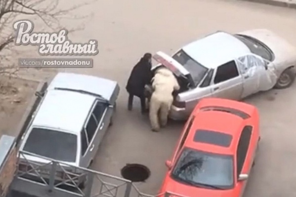 Преступники погрузили люк в машину за пару минут Преступники погрузили люк в машину за пару минут