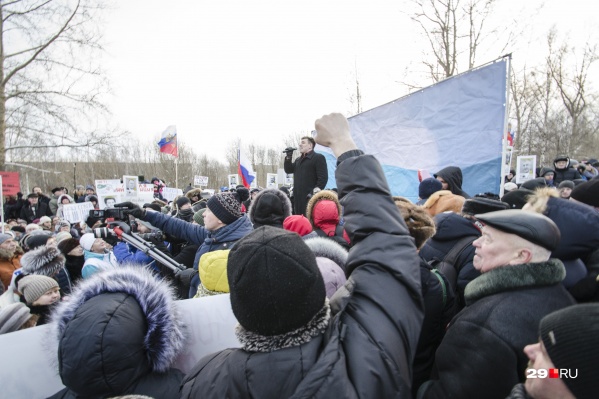 По данным организаторов, на антимусорные митинги в Архангельской области собираются несколько десятков тысяч человек По данным организаторов, на антимусорные митинги в Архангельской области собираются несколько десятков тысяч человек
