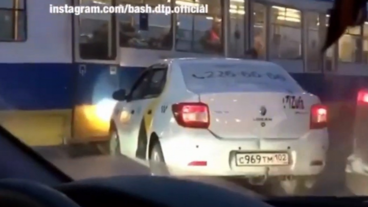 В Уфе столкнулись ВАЗ-2115 и «Яндекс.Такси», один человек пострадал