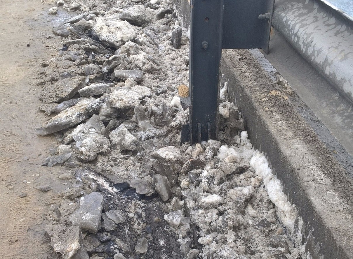 «Заставь дорожника лед ломать»: на Астраханском мосту Волгограда вместе с наростами стесали асфальт